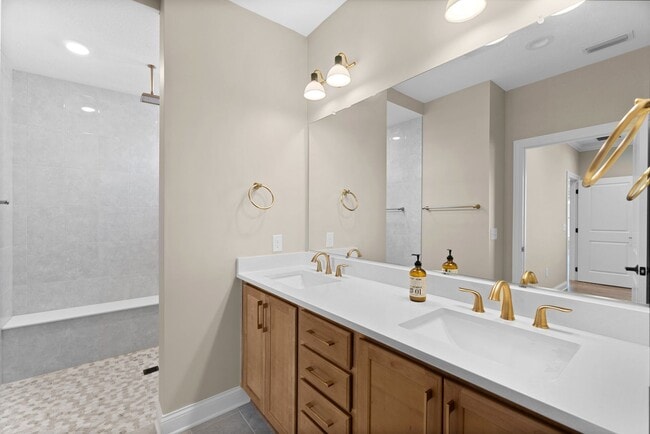 Building Photo - Luxury Maintenance-Free Former Model Home in Grove City – 2 Bed, 2 Bath Ranch