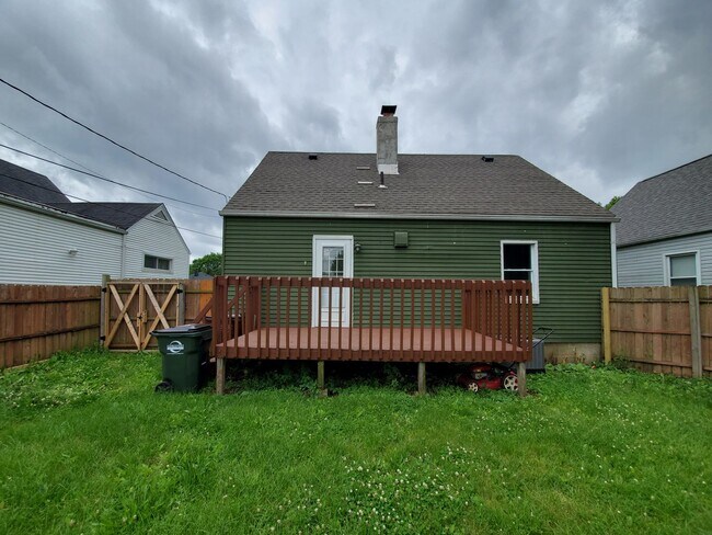 Building Photo - 4 Bedroom 1 Bath Home