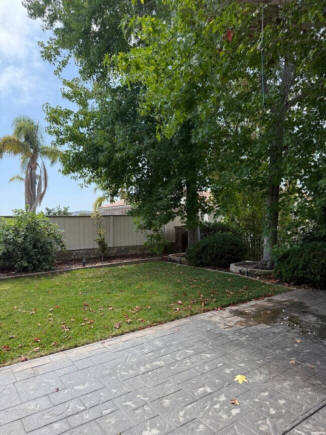 Building Photo - Charming 5 bed/3 bath in Carmel Valley