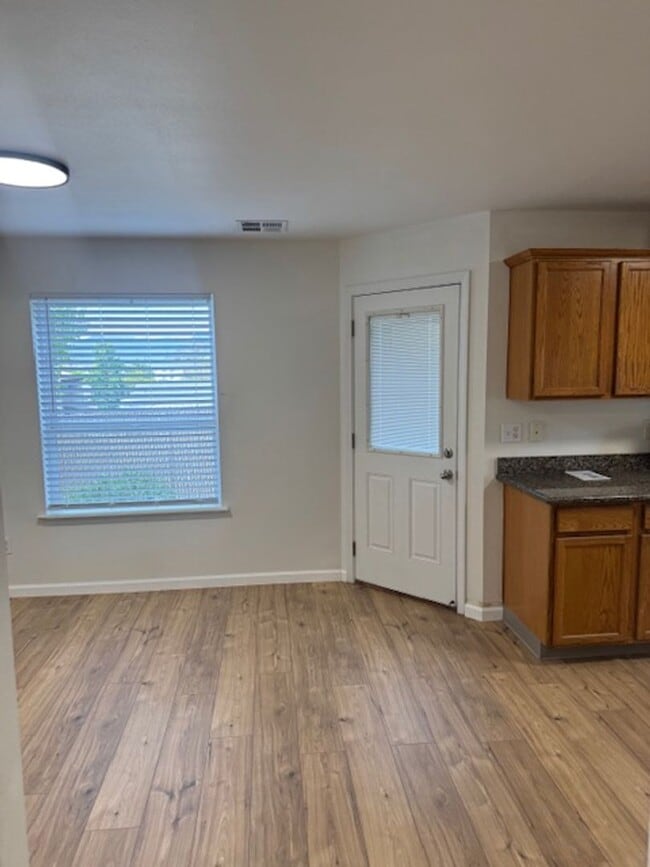 Building Photo - COMING SOON - 3 BEDROOM TOWNHOME W/ GARAGE- FRESH PAINT AND NEW FLOORING