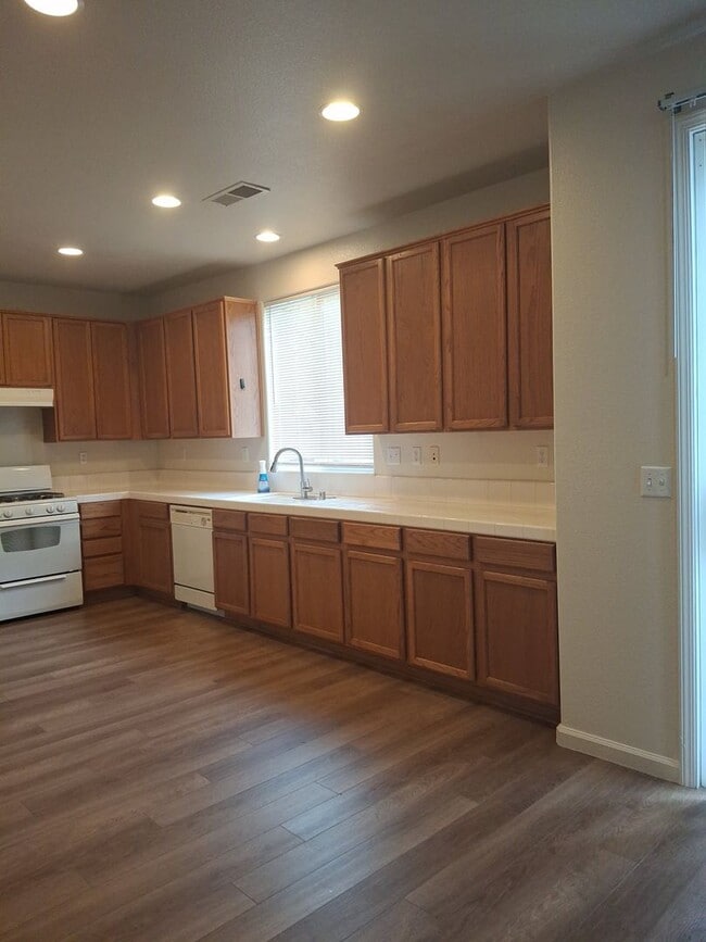 Building Photo - Lincoln Crossing, 2 Story 4 Bedroom, 2.5 bath, 2225sqft, Access to Clubhouse Pool & Amenities, Cu...