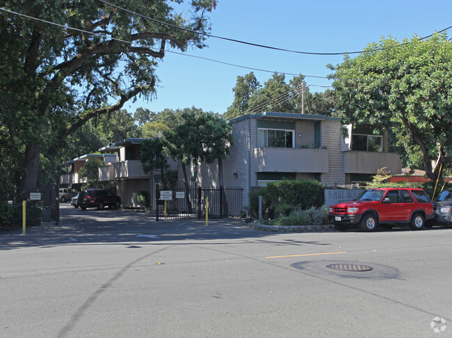 Primary Photo - Five Mile House Apartments