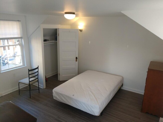 Building Photo - 1528 Quarrier St