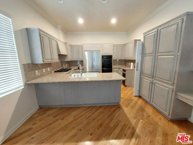 Building Photo - 1808 Franklin Canyon Dr