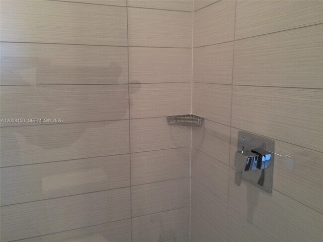 Building Photo - 999 SW 1st Ave