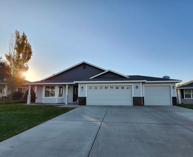 Building Photo - Spacious 3 bedroom/2 bath on Cul-de-Sac, 3...