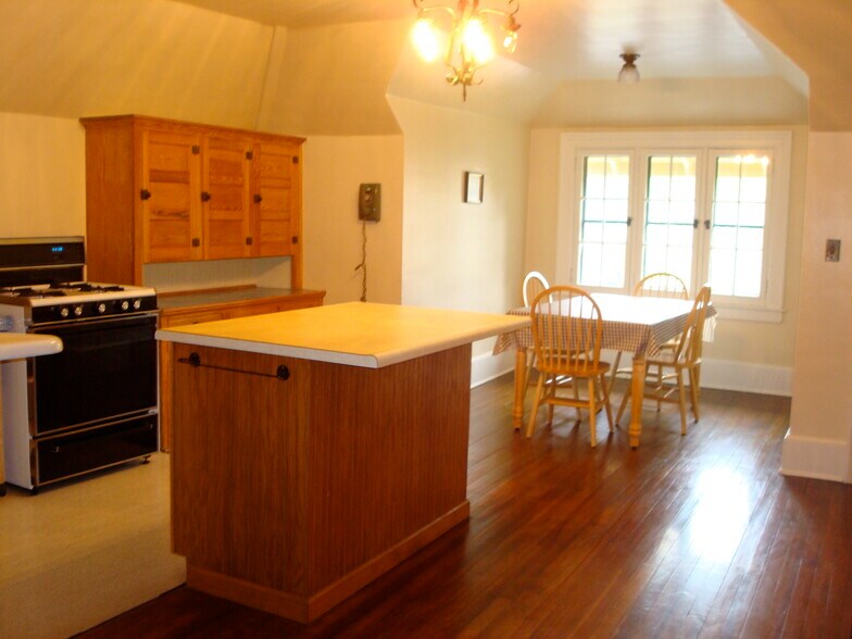 kitchen with dining area - 207 N 3rd St