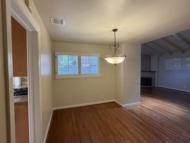 Building Photo - Spacious & Charming 3 Bedroom and a Den Home with Beautiful Updates