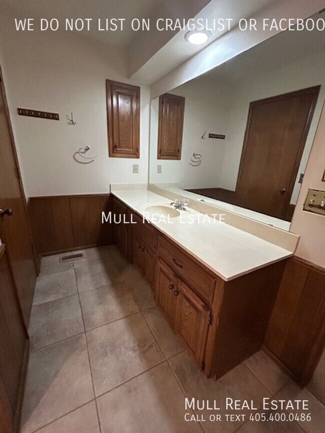 Building Photo - 2824 Silvertree Dr