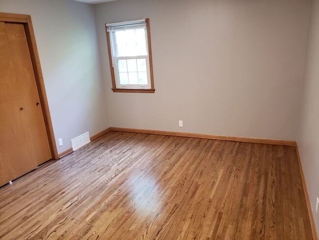 Building Photo - 3 Bed 2 Bath Spacious home!