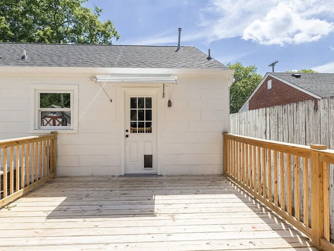 Building Photo - Vintage Charm, Modern Comfort & a Fully Fenced Backyard in Madison
