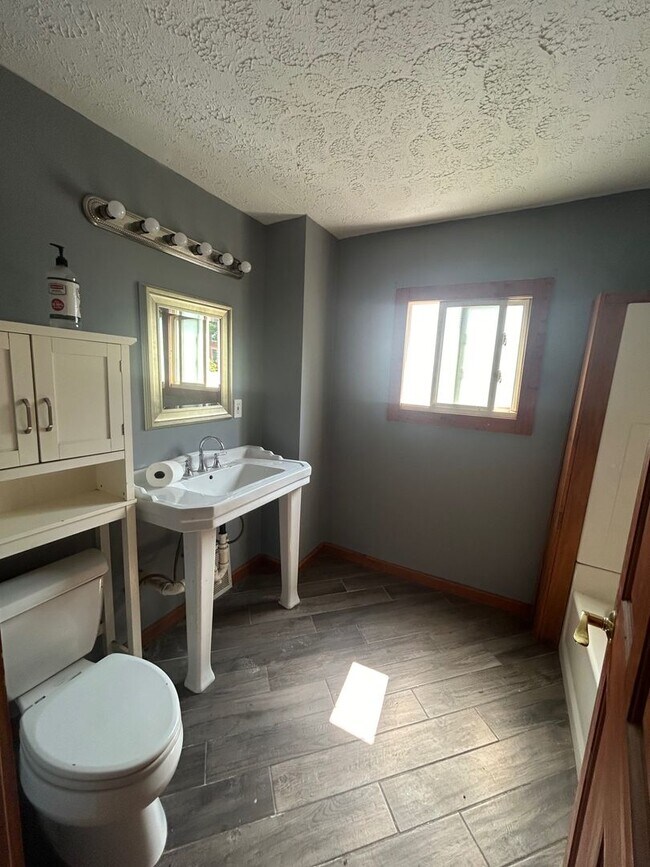 Building Photo - Spacious 3-Bedroom Single Family Home Available for Rent