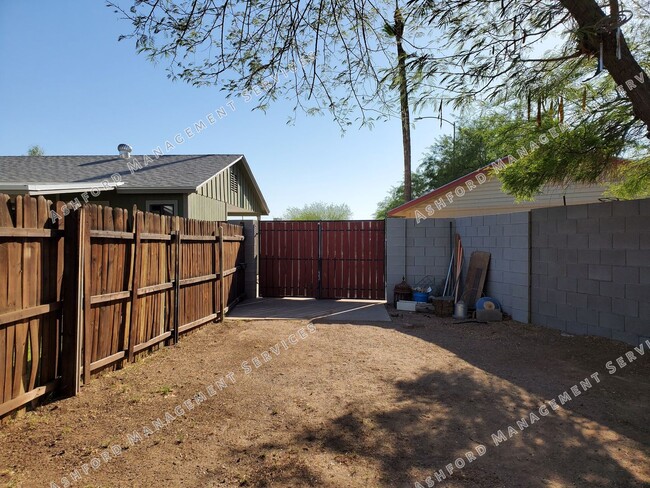 Building Photo - 3 BEDROOM HOME WITH HUGE BACKYARD/GARDEN AREA