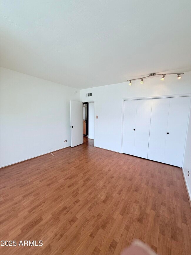 Building Photo - 207 W Clarendon Ave