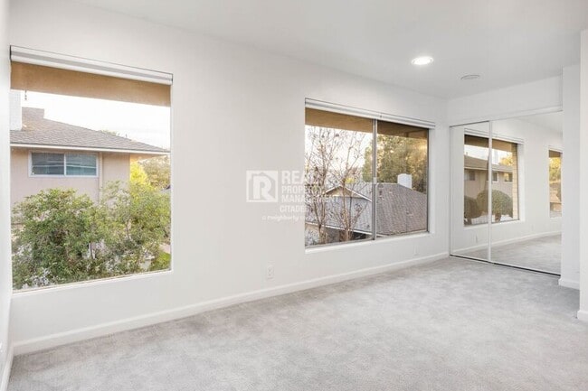 Building Photo - 963 Glencliff St