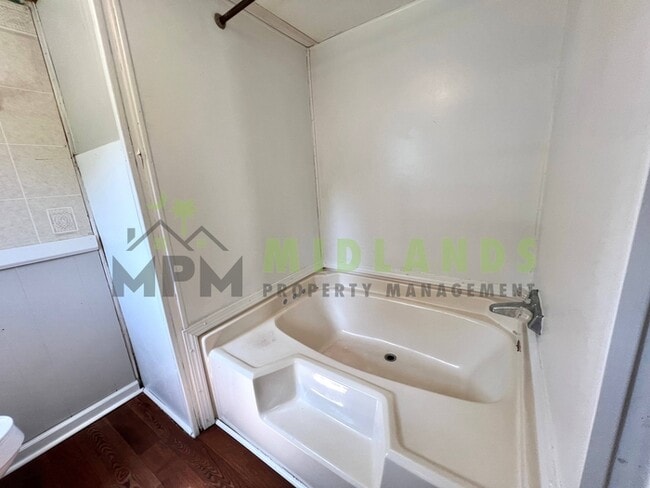 Building Photo - 2413 S Lake Dr