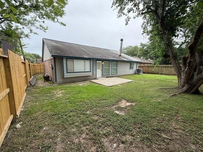 Building Photo - 2812 Forest Hills Dr