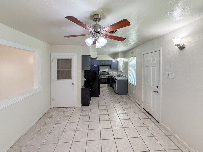 Building Photo - Charming Updated Home in Prime Irving Loca...