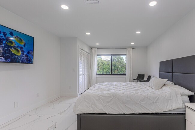 Building Photo - 8545 Casa Del Lago