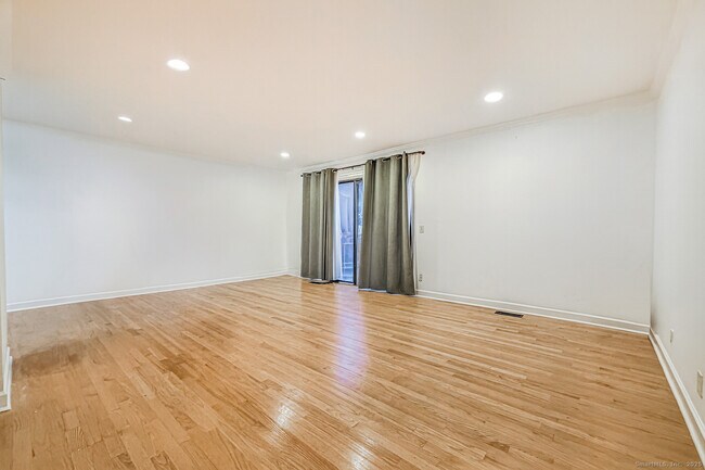 Building Photo - 202 Soundview Ave