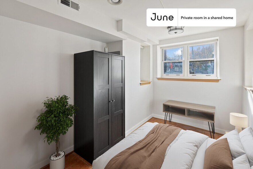 Primary Photo - Private bedroom in 3 bed/2.5 bath Home