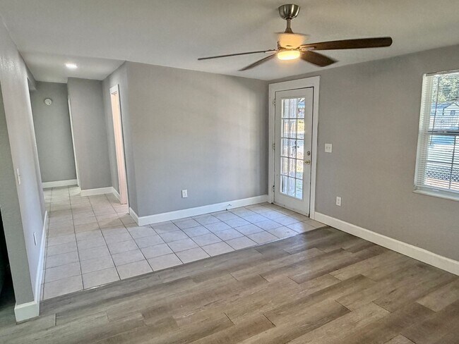 Building Photo - Fully Renovated and STUNNING 3 bedroom/1 bathroom home in Tampa!