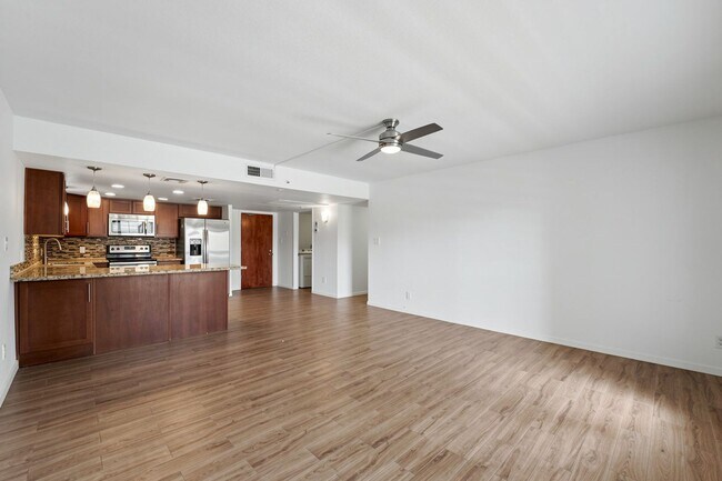 Building Photo - Welcome to this fabulous 2-bedroom, 2-bathroom condo in the heart of South Scottsdale!