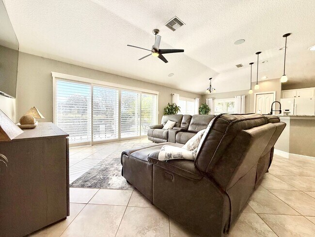 Building Photo - Live The Villages life: 3Bedrooms/2Baths furnished home with all the premier recreation access!