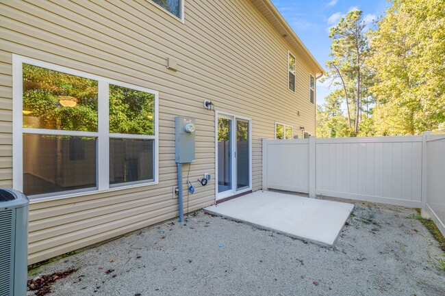 Building Photo - 2 Bed 2.5 Bath Townhome