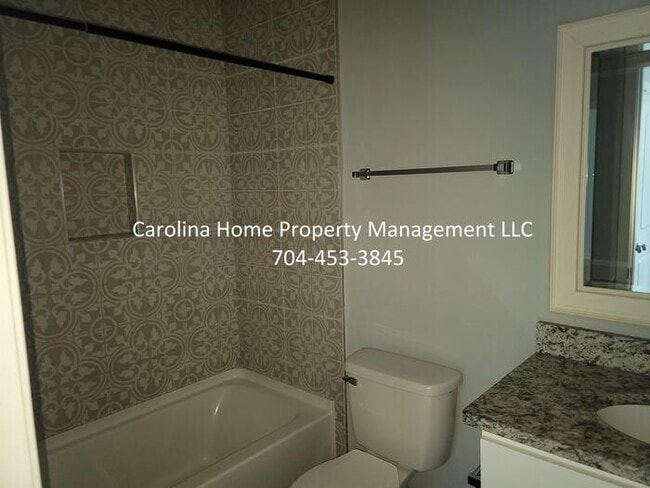 Building Photo - 555 Park Cir