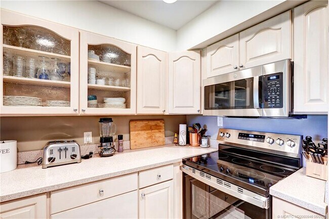 Building Photo - 5564 NE Gulfstream Way