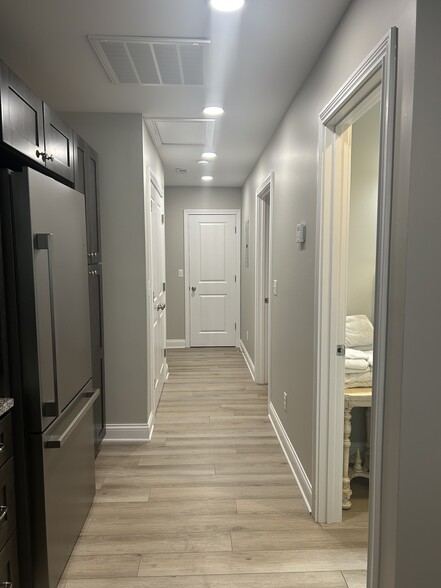 Building Photo - 200 Fairway Ln