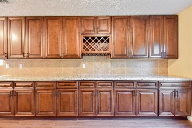 Building Photo - 2910 Colonial Dr
