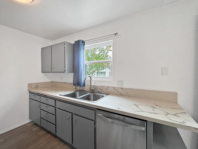 Building Photo - Beautiful 2B/2BA Condo in Mission Valley W...