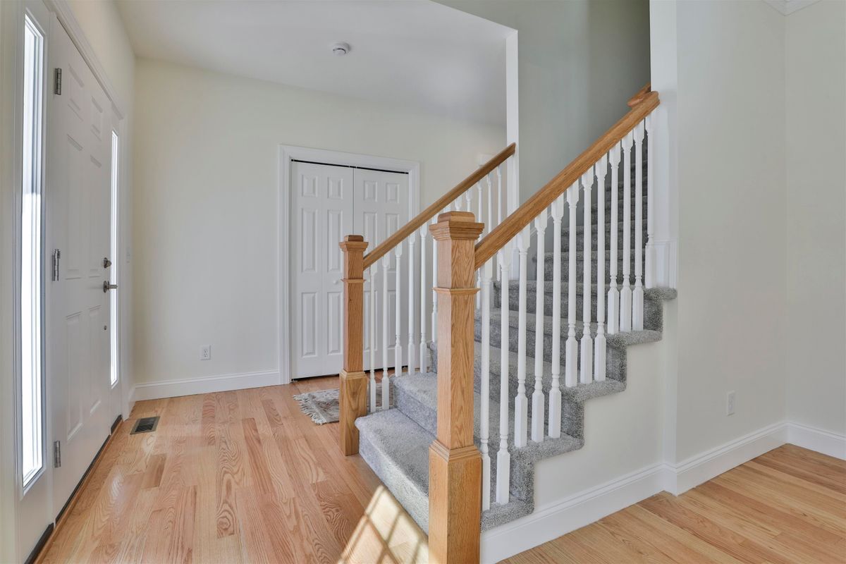 Building Photo - 22 Reeds Ferry Way