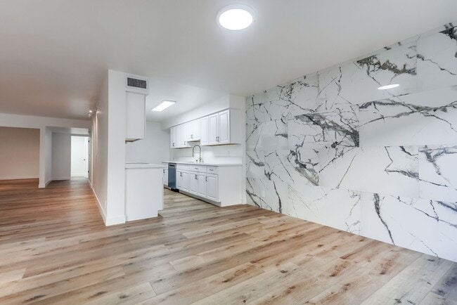 Building Photo - 435 N Oakhurst Dr