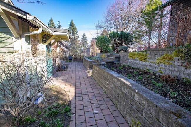 Building Photo - Gorgeous Vintage Home in Downtown Langley with Detached Guest Studio!!