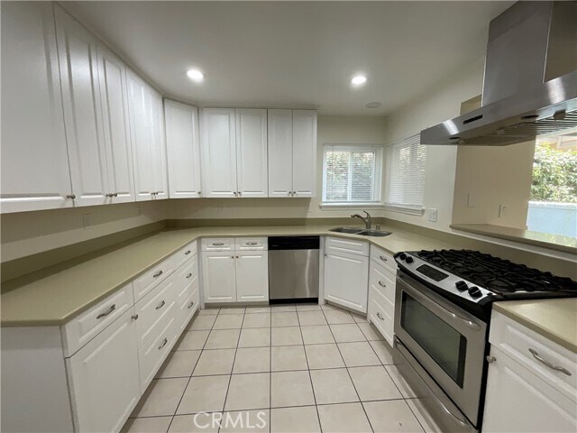 Building Photo - 2641 Santa Ana Ave