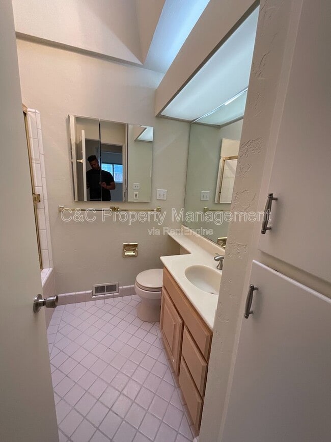 Building Photo - 1426 Ormsby Dr