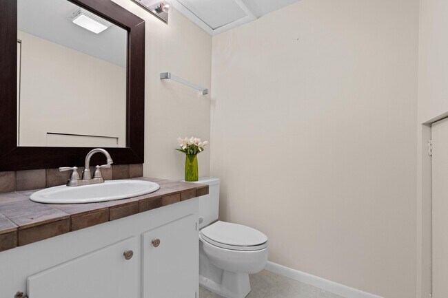Building Photo - 2327 Waterside Dr
