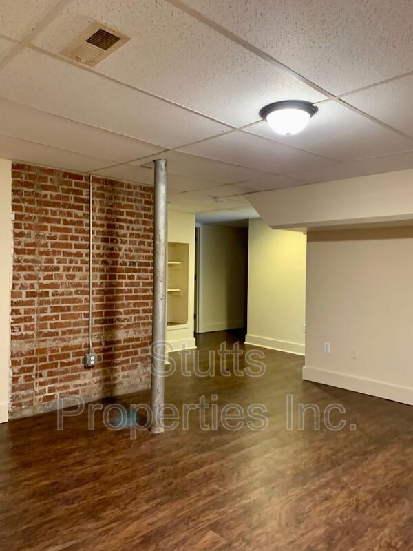 Building Photo - 402 W Tombigbee St