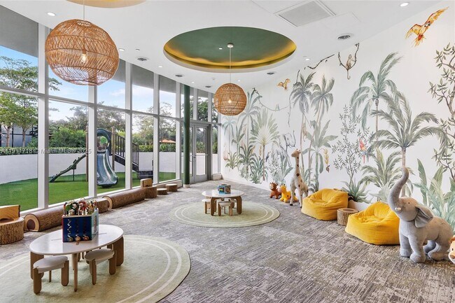 Building Photo - 700 NE 24th St