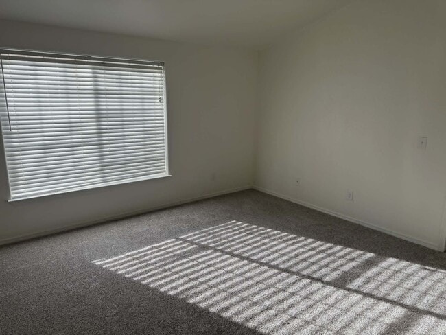 Building Photo - 5173 Bullion St