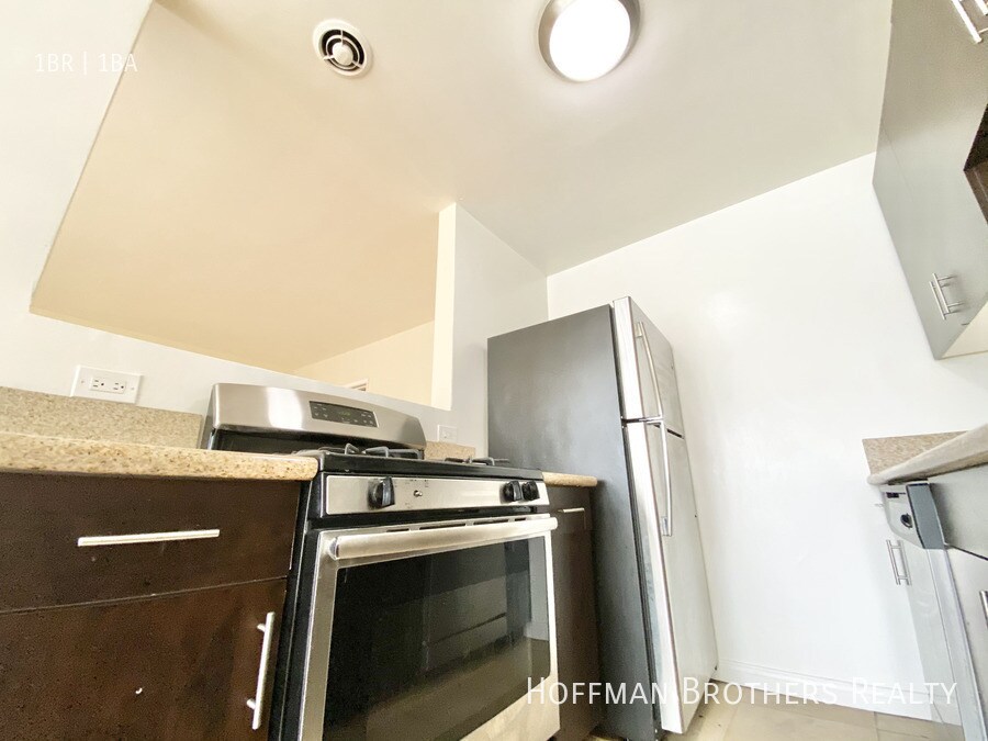Building Photo - 1326 Flores St