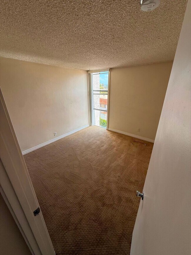 Building Photo - One Bedroom 1 Bath- Private Resort Complex Condo in Point Loma
