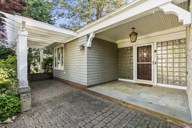 Building Photo - 25 Crescent Bluff Ave