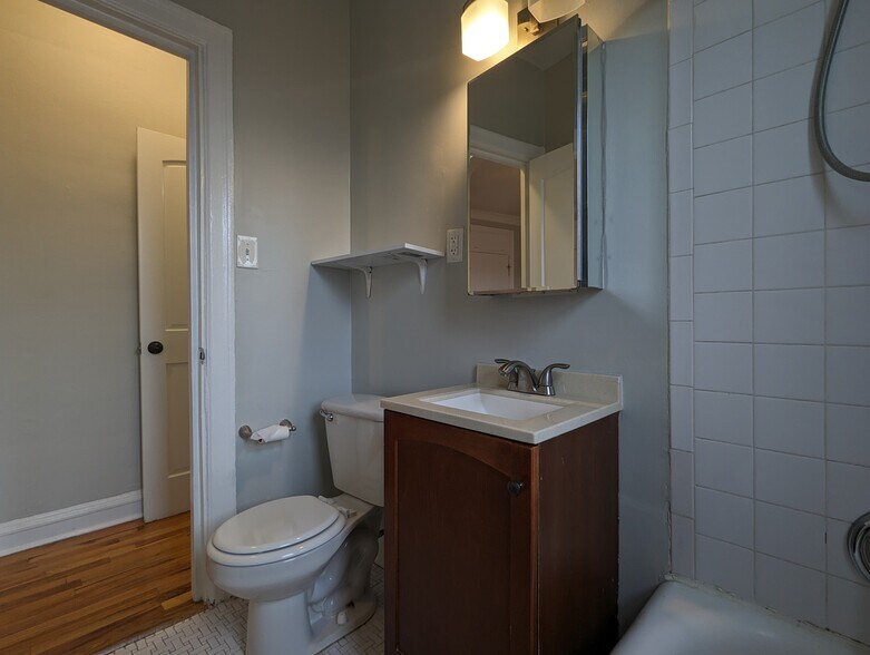 Building Photo - 4610 N Paulina St