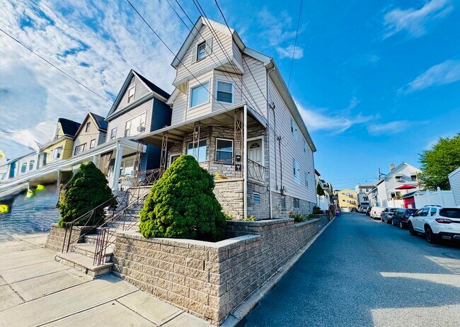 Building Photo - 21 E 15th St