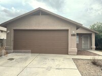 Building Photo - 3 bed 2 bath, garage, fenced yard, washer/...