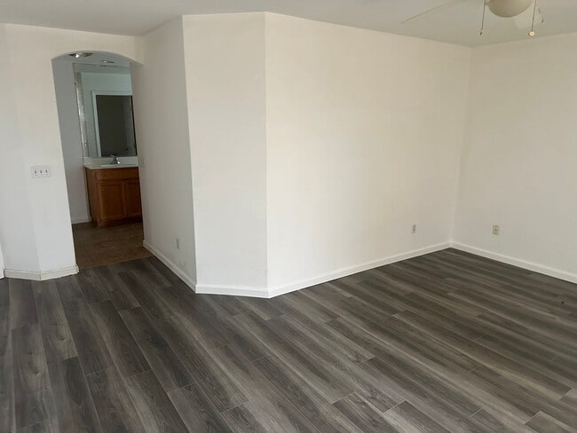 Building Photo - Large Merced Home!